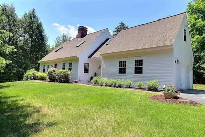 Image de Luxurious, private &  spacious house on 2 acres minutes from mountains/lakes.