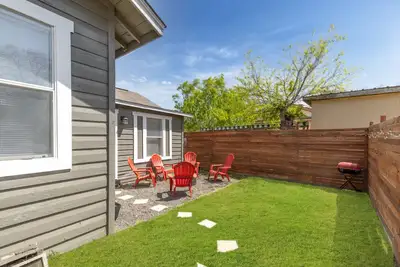 Image de The Tiny-Alamo, 1937-built Cottage near Alamodome