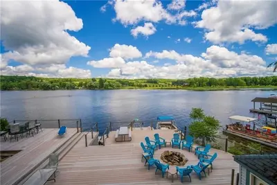 Image de Relaxing Lake Front Property