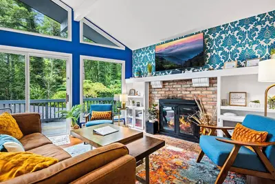 Image de Creekside Cabin • Hot Tub • Pet Friendly