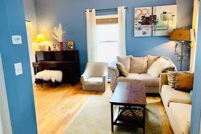 Image de Roslindale 3 bedroom 2000 sq ft home with free parking