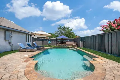 Image de Charming Plano Oasis, 4 Br's, w/ Heated Pool, Hot Tub, Spa, Patio, Ps5 & Bbq
