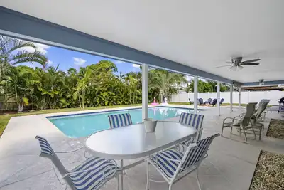 Clean Home Large Heated-Pool - 3/2 +Ofc/den - 3 Miles to Beach \"Jupiter Escape\"