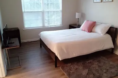 Image de Elegant 4 bedroom family size home about 5 minutes drive from shopping center.