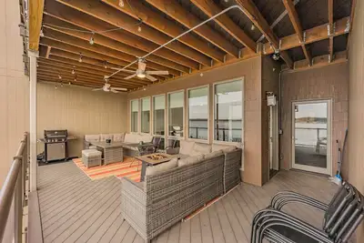 Image de Amazing Lakefront 4 bedroom luxury Condo with large deck at Bridges Bay Resort.