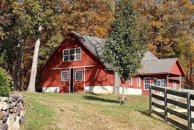 Image de New loft apartment in a working horse barn. Minutes from Lexington and the Vhc.