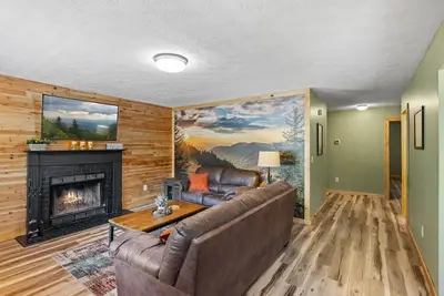 Image de Pigeon Forge Cabin Near Dollywood w/ Hot Tub, Fire Pit & Pool Access!
