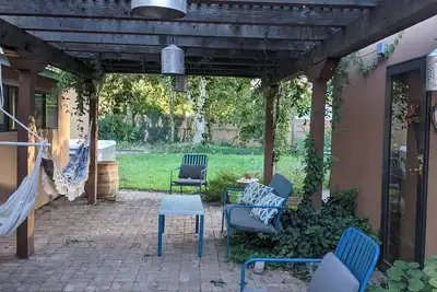 Image de The Oasis: Guesthouse w/ Lush Shared Yard & Hot Tub- Great Location!