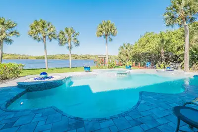 Image de Highly Rated Stunning Luxurious 4Br Mansion on River with heated pool & Spa! !