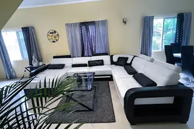 Image de Luxury 5 Bedroom House W Private Parking & Patio