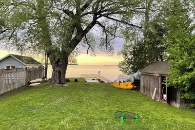 Image de Lake Simcoe Getaway — Just 1 Hour from Toronto! Family cottage rarely offered!