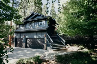 Image de Spacious Lake House Getaway. Private waterfall and pond! Starlink Internet