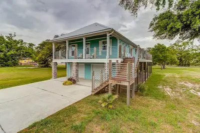 Image de Tiki Bar, Steps to the Beach, Large Yard and Gulf Views - your Coastal escape!
