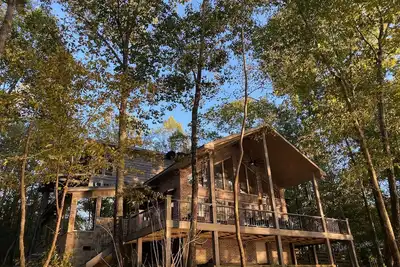 Image de New to Vrbo! Spacious Home with Multiple Porches and Private Dock