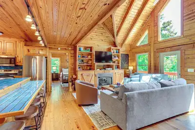 Image de 'Owl's Nest' Pet-Friendly Cabin w\/ Private Hot Tub