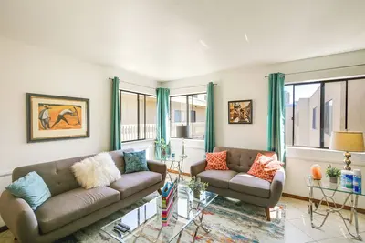 Image de Sunny Long Beach Condo - Walk to Bars & Beach