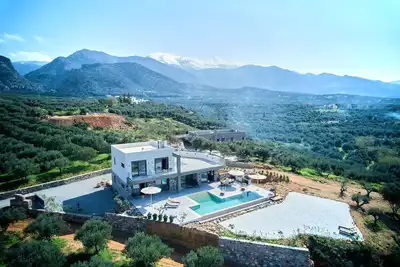 Image de Private 6 bedrooms, 6 bathrooms, heated pool