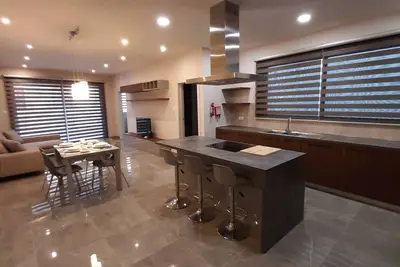 Image de Luxurious 3-bedroom apartment in Zonqor Area- 5 mins away from the beach!