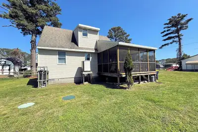 Misty Manor - 3br home, sc. porch & pet friendly. No Linens Provided
