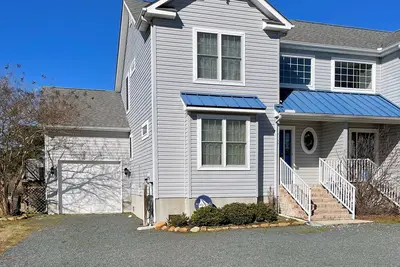 Misty Sails - Lovely  spacious 3br duplex, community pool. No Linens Provided