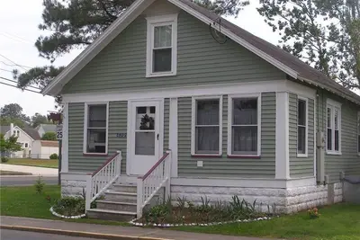Rhinos Retreat - 2br home close to town, Back screened in porch, No Linens