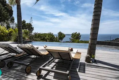 Image de Villa et piscine à débordement surplombant la mer. Vue à 180°.