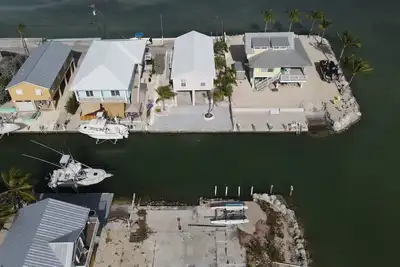 Image de Beautiful oceanfront home with dock and kayaks!