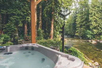 Image de Charming Dream Catcher Cabin, riverfront, fireplace, hot tub, Bbq, dogs welcome