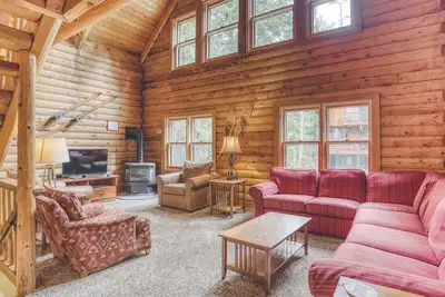 Image de Cedarwood Lodge, hot tub, fireplace, close to hiking, biking. Dogs ok.