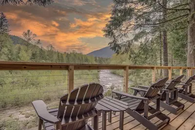 Image de River View Cabin - Cozy Cabin, Awesome Views, Fireplace, Hot Tub