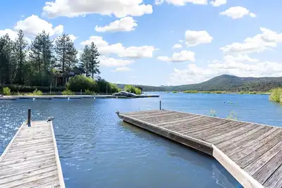 Image de Lakefront / Ev L2 Charge - 5 Star Boat Dock W/ Hot Tub, Game Room & Views!