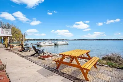 Image de Lakefront Cottage with Hot Tub & Fire Pit