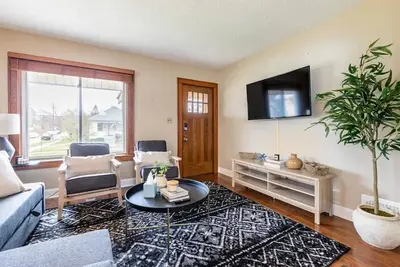 Image de StayArbor 3br Royal Oak Charmer w/ Porch!