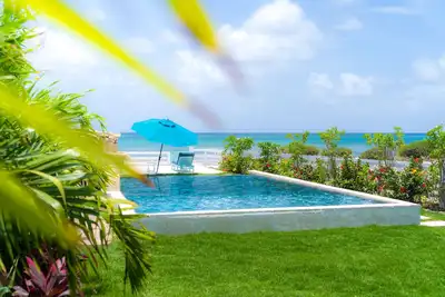 Image de Amazing ocean view, private pool and large deck facing the ocean.