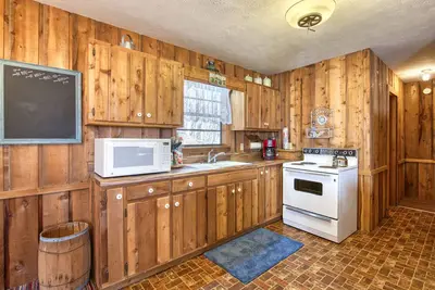 Image de Secluded, rustic mountain cabin with great view, porch swings, & firepit