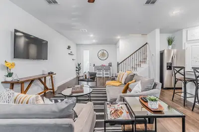 Image de Nrh Two-Story Oasis 🏡King 👑 Bed + Garage🚗!
