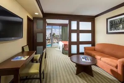 Image de 3 Spacious Units w/ Balconies & Partial Ocean Views! Steps to Sunny Isles Beach!