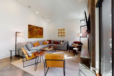 Image de Luxurious home with hot tub, indoor\/outdoor fireplace & WiFi - great location