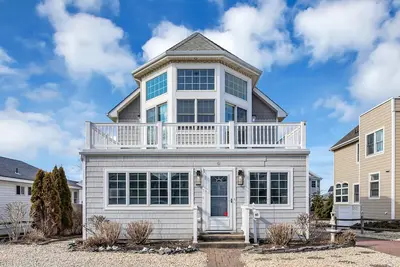 Image de Family friendly house across the street from Beach!