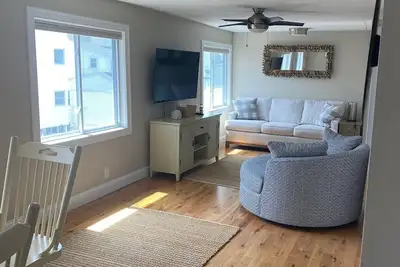 Image de Condo located across from Long Sands Beach. Clean and Updated