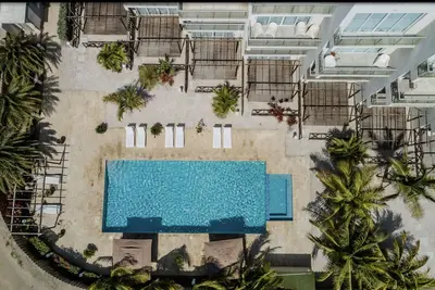Image de Condo 3 minute walk to palm beach and restaurants