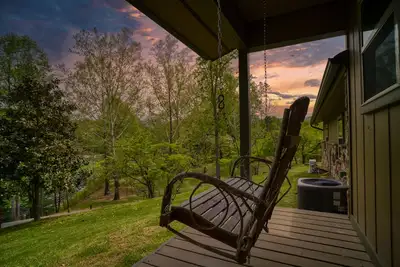 Image de 4, 900 sq ft, 5 bedroom, large game room, and hot tub next to Rocky Top Sports.