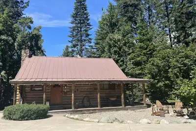 Image de Relaxing log cabin retreat! Private hot tub, Fido Friendly, Wi-Fi, Snomobile access