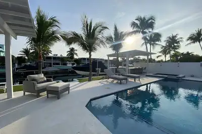 Image de Disconnect from reality & dive into Paradise at Anchor Home 🌴