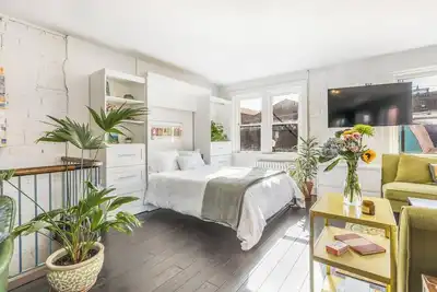 Strip District Studio-Free Parking-Natural Light