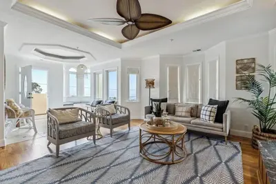 Image de LuxoStays| Beautiful Beach Home w/ Games