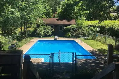 Image de Lovely large home with pool and hot tub - great for families!