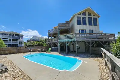 Image de 4 Br Oceanside home with Private Pool & Dogs Allowed, 175 yards to beach access
