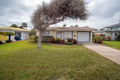 Image de Adorable Beach Bungalow just Steps from the Beach! !