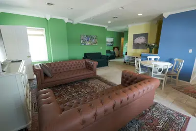 Image de Scenic 2 bed, 1. 5 bath condo with river views on St. Clair River - U2